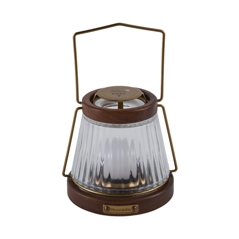 Vela de nogal vintage y linterna de camping con aroma