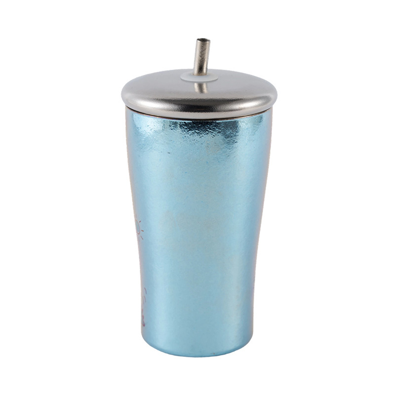 Taza de titanio puro aislada al vacío con paja